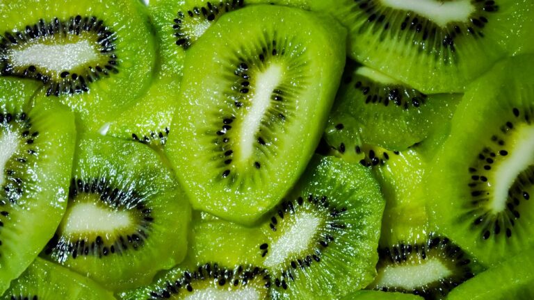 Kiwi: The Fruit That’s So Fiber-Packed Experts Recommend Eating Two a Day