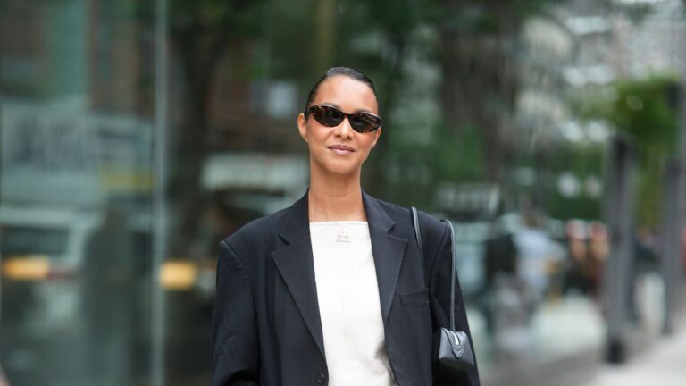 5 Ways to Style A ’60s Shift Dress for Summer