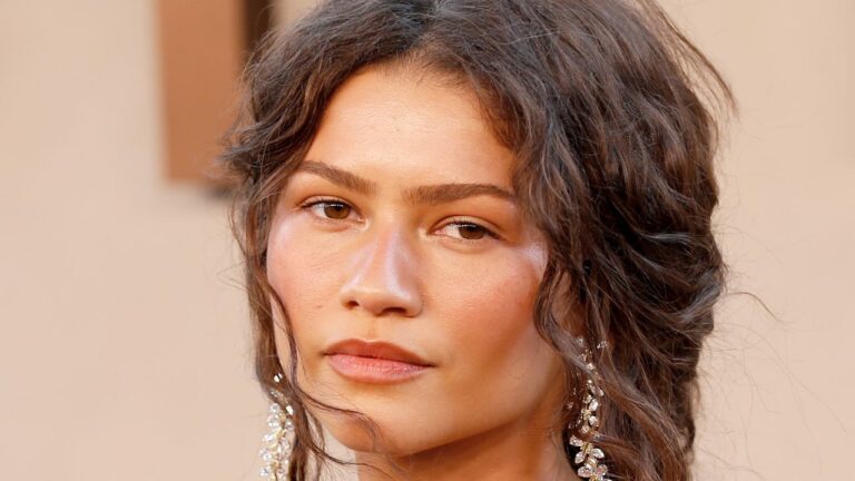 Fresh, Sun-Kissed, and Blurred—Minimalist Makeup Has a New Look