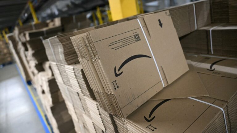 Amazon to Renovate Two Florida Warehouses for $400M, Cut 1,100 Jobs