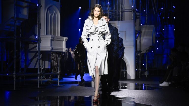 McQueen, Mulberry Anchor a Charged London Fashion Week Fall Schedule